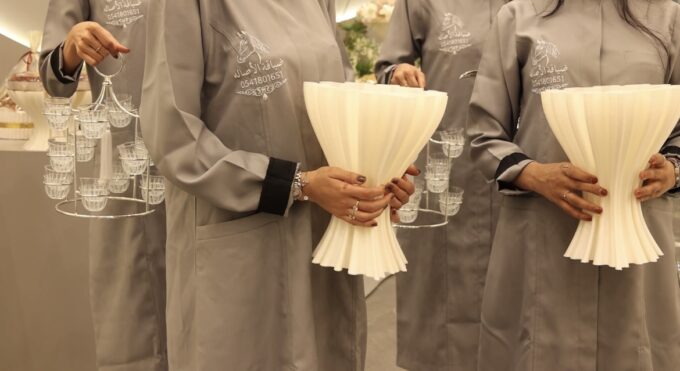 Tall wavy vase. - Image 4